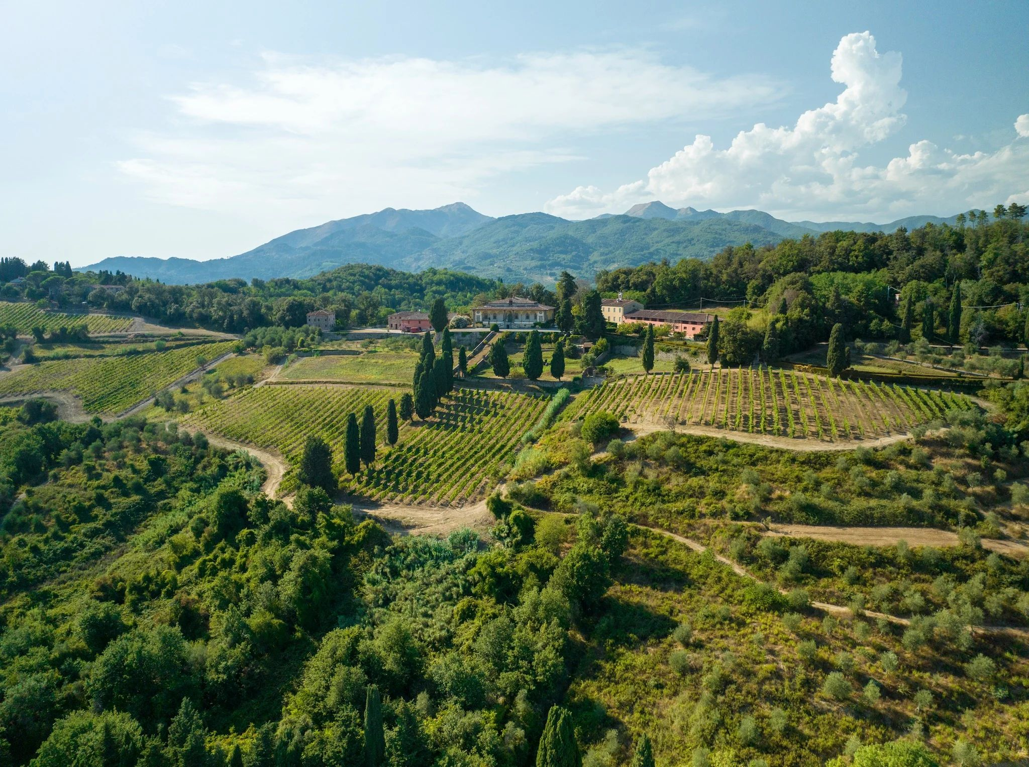 Tenuta immersa nella campagna lucchese