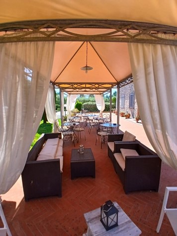 Area lounge esterna dell'agriturismo