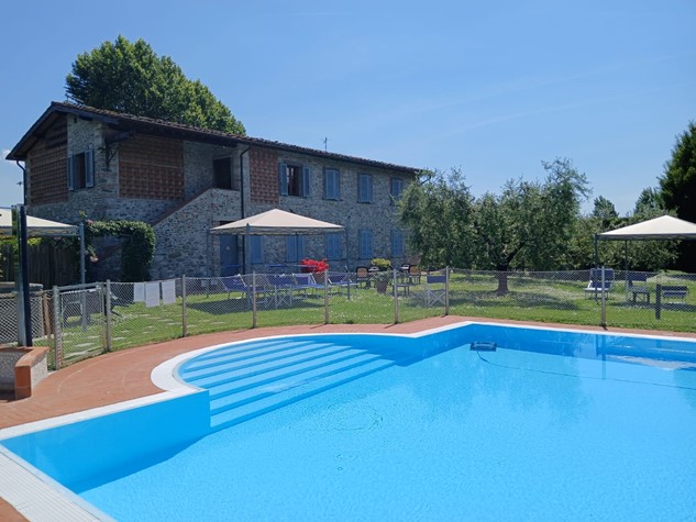Proprietà con piscina a Lucca