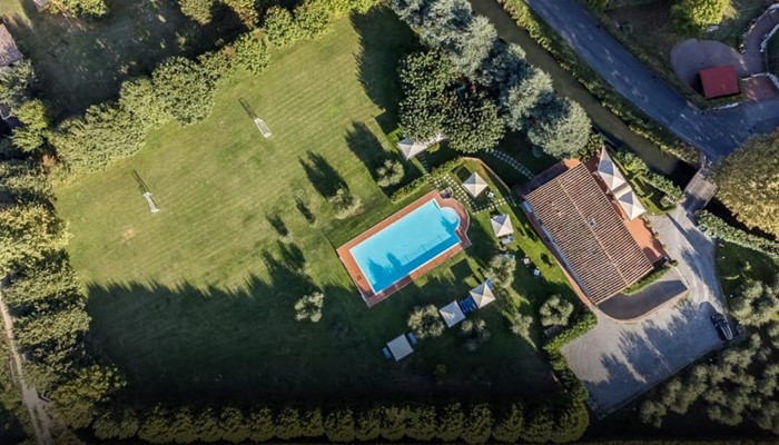 Esterno in pietra dell'agriturismo